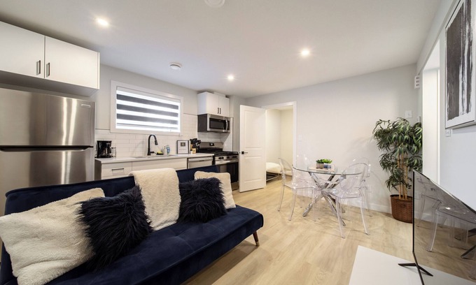 Jasper Place House | RoyalBlueBSMTsuite/KingBed/FreeParking/Netflix