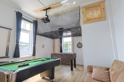 Beaupre Ski Chalet | Royale 1918, 6bdr, game room, net, pool & more