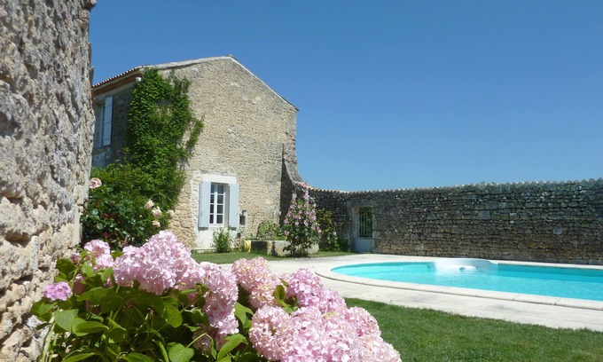 Sainte Gemme House | Royan, Proche des Plages, Demeure de Caractère Dans Logis Charentais du Xviième