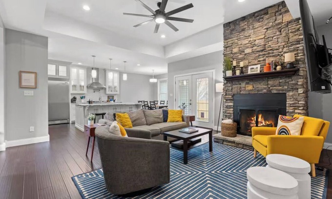 Stanton House | RRG Arch Fun House - Theatre, Game Room, Hot Tub & Views