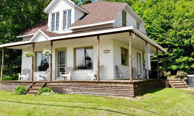 Saint-Leonard-de-Portneuf Ski Chalet | Rrustically decorated chalet on two floors with 4 bedrooms.