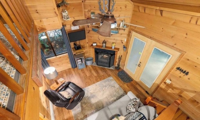 Sautee Nacoochee Cabin | Ruby's Haus | Hot Tub | Dog Friendly | Fireplace