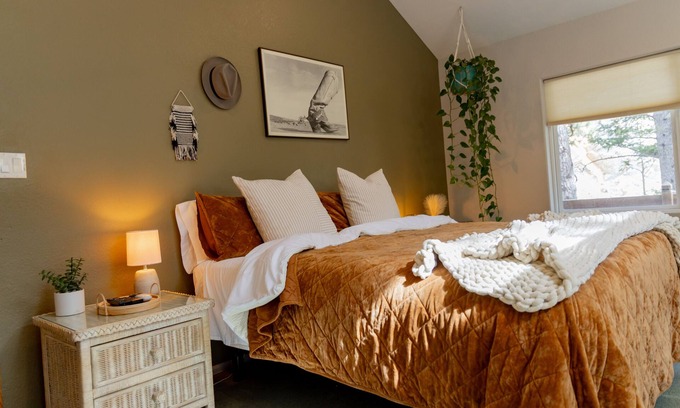 Boulder Cabin | Ruby’s River Cabin - 15 Minutes to Boulder - Hot Tub+Sauna - Cozy Beds