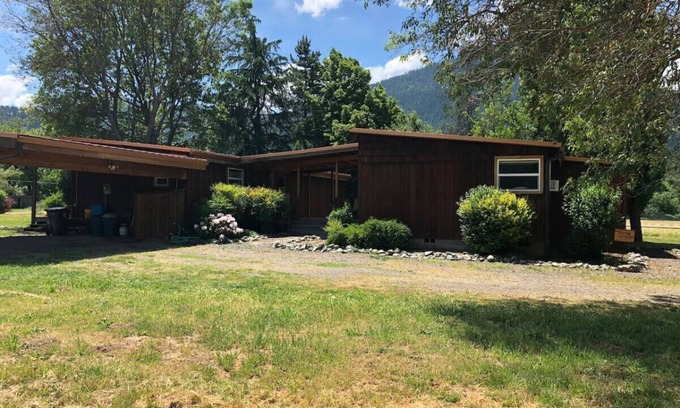 Jacksonville Cabin | Ruch Refuge Hot Mineral Baths