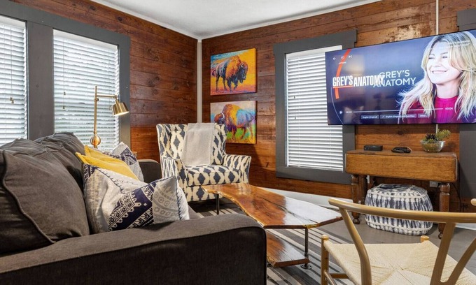 Northgate Apartment | Rudder's Retreat: Walk to A&M, Comfy King Bed