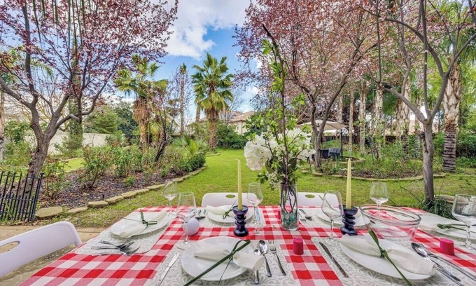 Raisin House | Rudraksha:5BR Luxury-Shopping,Dining,Tourist Attractions