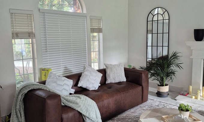 Raisin House | Rudraksha-Five Bed Home, NE Fresno,Sleeps 10,Shopping,Dining,Tourist Attractions