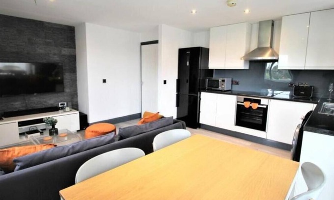 Rugby Apartment | Rugby - Apartment - Sleeps 4 - Parking