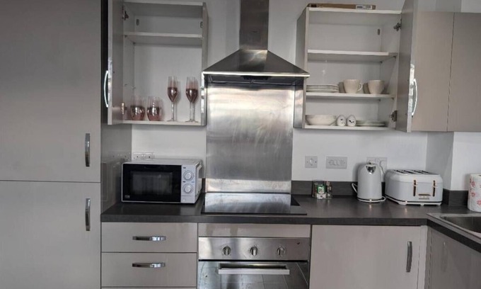Rugby Apartment | Rugby - Apartment - Sleeps 4 - Parking