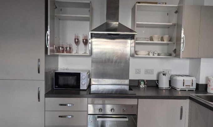 Rugby Apartment | Rugby - Apartment - Sleeps 4 - Parking