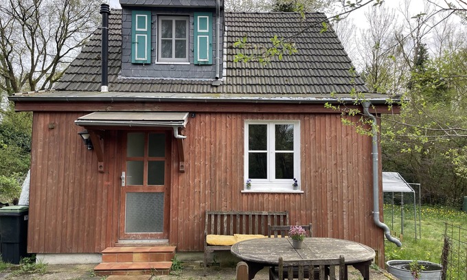 Bergisch Gladbach House | Ruhig und Idyllisch: Kleines Ferienhaus am Waldrand - S-bahn-nähe - Zentrumsnah