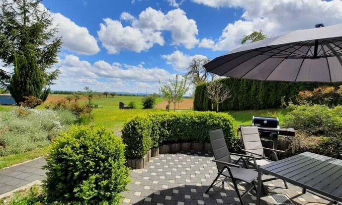 Hopfau Apartment | Ruhige und Sonnige Ferienwohnung mit Eigener Terrasse und Aussicht in die Natur