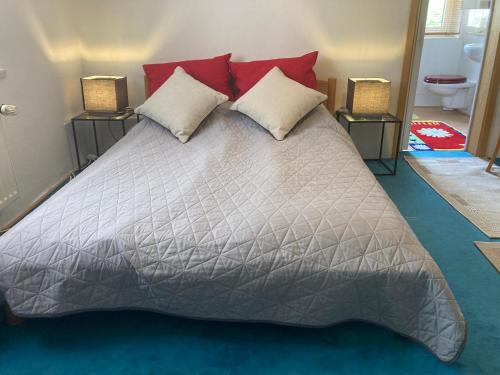 Mittelmeiderich Apartment | Ruhiges ganzes Apartment 45 m zwei Zimmer Grosses Bad Badewanne Kochnische