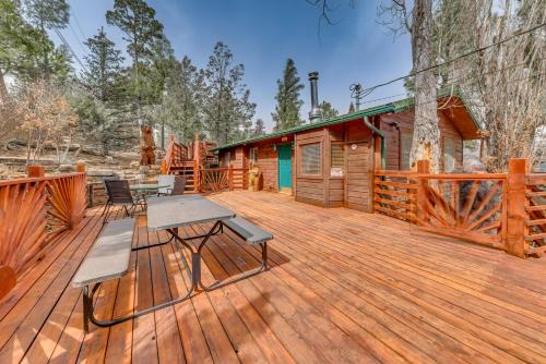 Ruidoso House | Ruidoso Cabin with Deck about 1 Mi to Midtown!