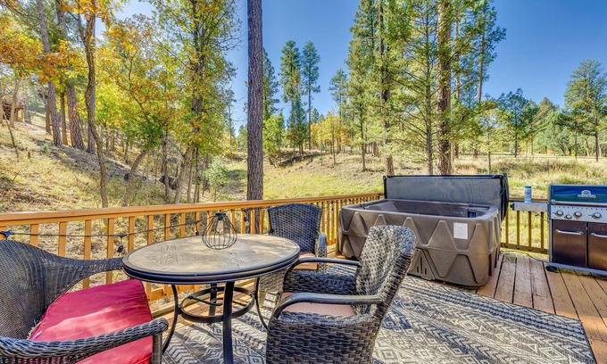 Ruidoso Cabin | Ruidoso Rental w/Private Hot Tub: Walk to Midtown