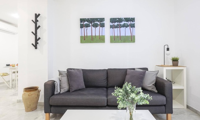 San Julian Apartment | Ruiz Gijón Elegant and modern in the most authentic Seville