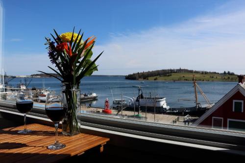 Lunenburg Waterfront Hotel | Rum Runner Inn