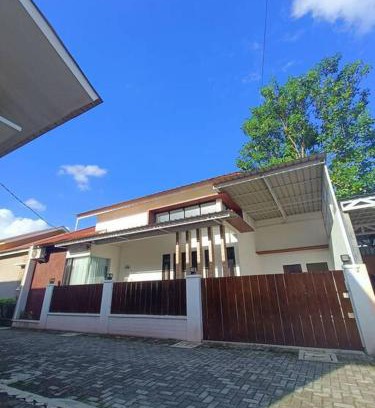 Gombong House | Rumah Besar dg Kolam Ikan diKota