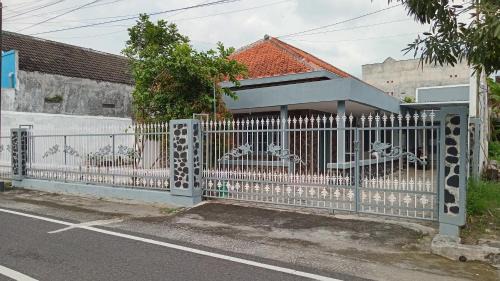 Madiun House | rumah dinas bapak homestay