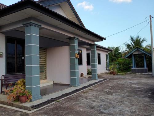 Peramu Jaya Tiga House | Rumah Tamu Pekan semi D dan berWifi