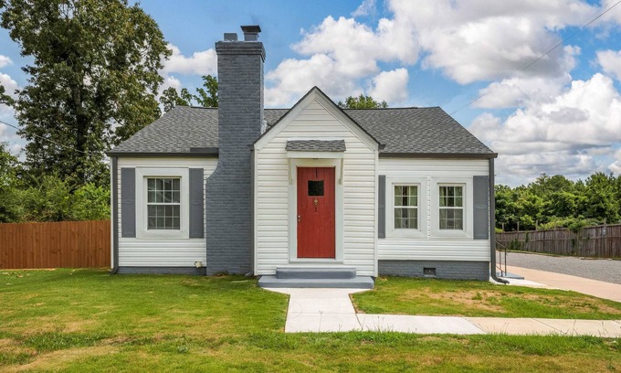 Tuscaloosa House | Run Forest Run! 2.5 miles to UA!