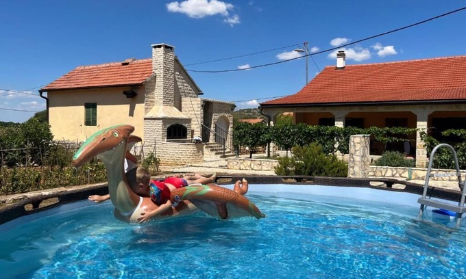 Unesic House | Runaway Cottage Villa