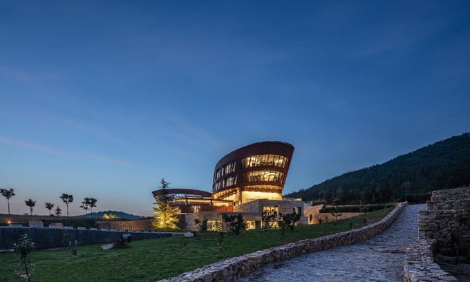 Laishan Hotel | Runaway Cow Winery Retreat