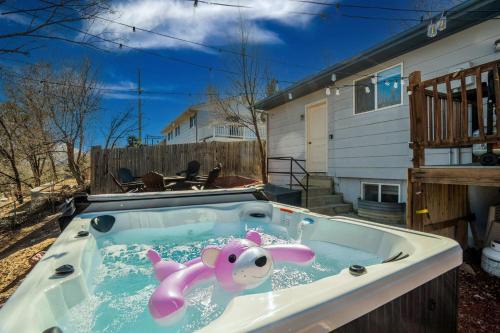 West Colorado Springs House | Runaway Escapade! Hot Tub, BBQ & Fire Pit