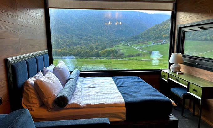 Azerbaijan Hotel | Runaway House - Qalaciq