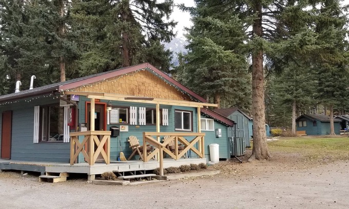 Harvie Heights Hotel | Rundle Chalets
