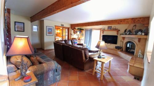 Red River House | Running Bear River Lodge - Pet Friendly - On The River - Grill - WiFi - Cable - Washer - Dryer - Fireplace