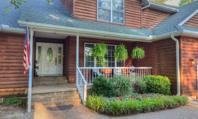 Powell Cabin | Rural 6 bedroom cabin - With a Hot Tub!