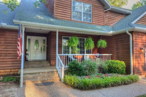 Powell House | Rural 6 bedroom cabin - With a Hot Tub!