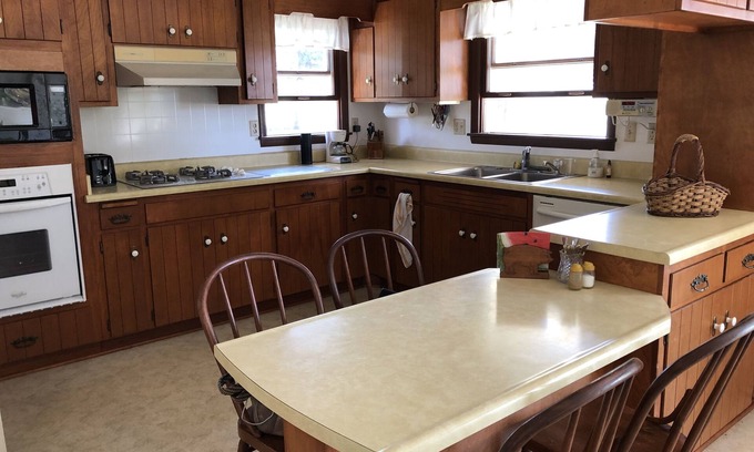 Oakdale House | Rural Acreage, entire house, 20 min. to Iowa City