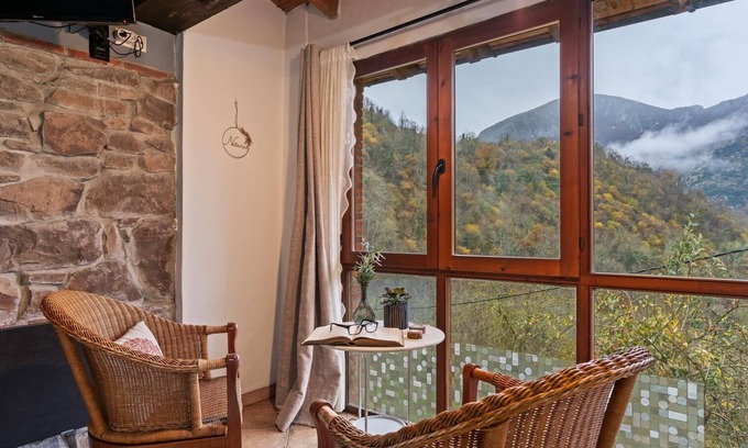 Santa Maria Cottage | Rural apartment L'Arboleu de Traspeña for 2 people