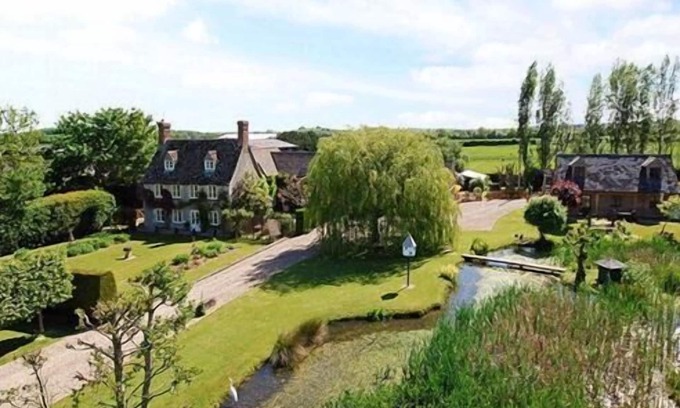 Hannington Cottage | Rural Cotswold Cottage in grounds of beautiful Nell House
