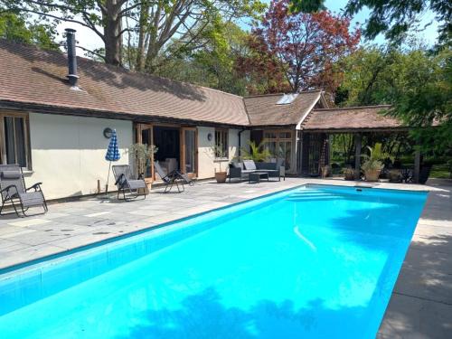 Chichester House | Rural Cottage Retreat, Near Goodwood Festival of Speed, Dog Friendly with Shared Outdoor Pool, gardens & Tennis, Free Parking! Chichester Holiday Properties