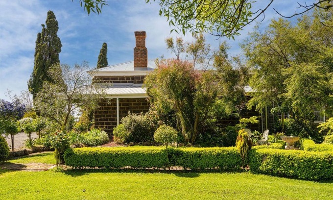 Skipton House | Rural Country Retreat, Homestead, Skipton Rail Trail on Emu Creek