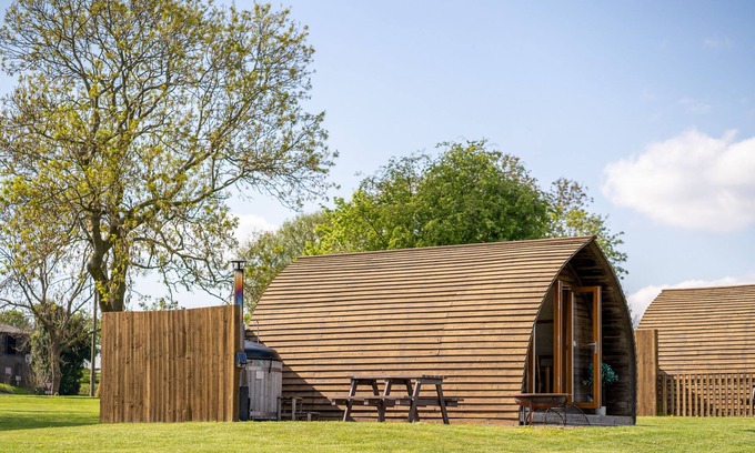 Tamworth Cabin | Rural Ensuite Wooden Cabin With Wood Fired Hot Tub