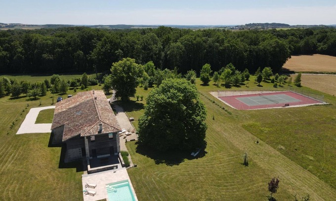 Magnac-Lavalette-Villars Cottage | Rural house with pool, private tennis and WIFI