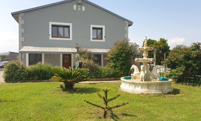 Villeneuve-les-Maguelone Cottage | Rural apartment in protected natural area near beaches