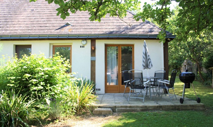 Asnieres sur Vegre Cottage | Rural gîte with Pool, WIFI, 2 Bedrooms 2 BA