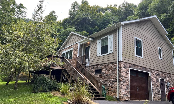 Tyler House | Rural Home with Private Walking Trails on 1400 Private nAcres