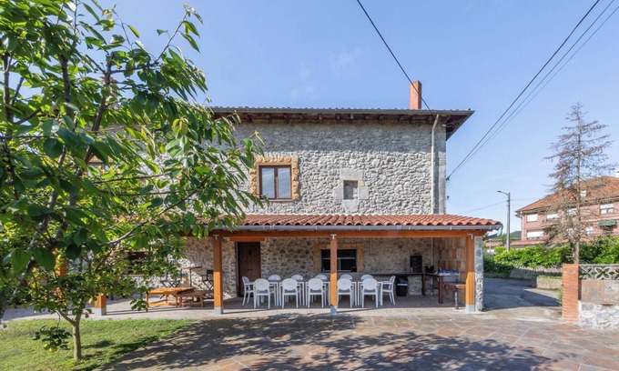 Solorzano House | Rural House 'Trasmiera' with Private Terrace, Private Garden and Wi-Fi