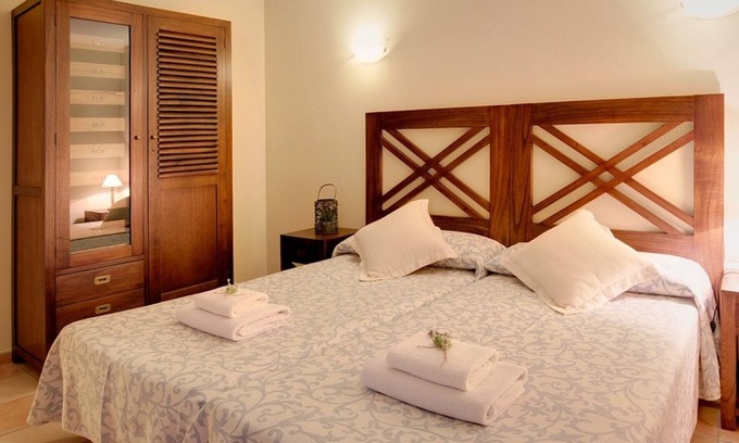 Capmany Villa | Rural house with pool and jacuzzi (Can Llobet - Requesens)