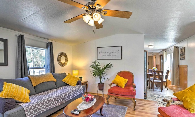 Bethera House | Rural Retreat w/ Deck: 25 Mi to Georgetown!