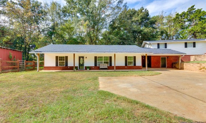 Walker Springs House | Rural Retreat with Covered Porch Near Jackson