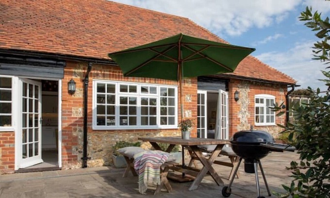 Oving Cottage | Rural retreat, with shared seasonal pool