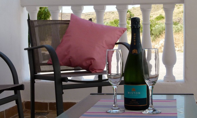Los Alias Cottage | Rural Retreat with stunning mountain views, only 25 minutes from the beach.
