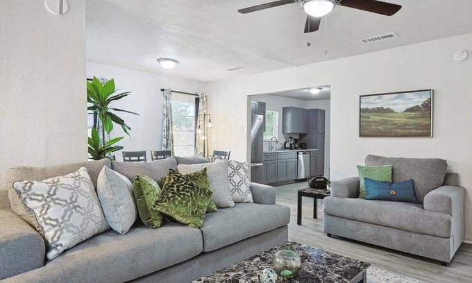 Azle House | Rural Serenity x Cozy Comfort - 3-BD,1-BA w Yard